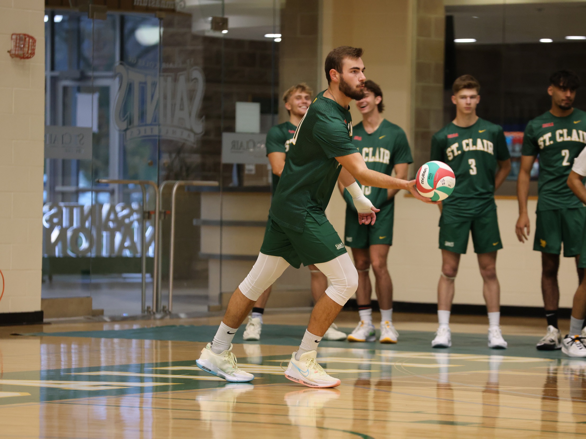 Men's Volleyball Defeat Niagara on the Road