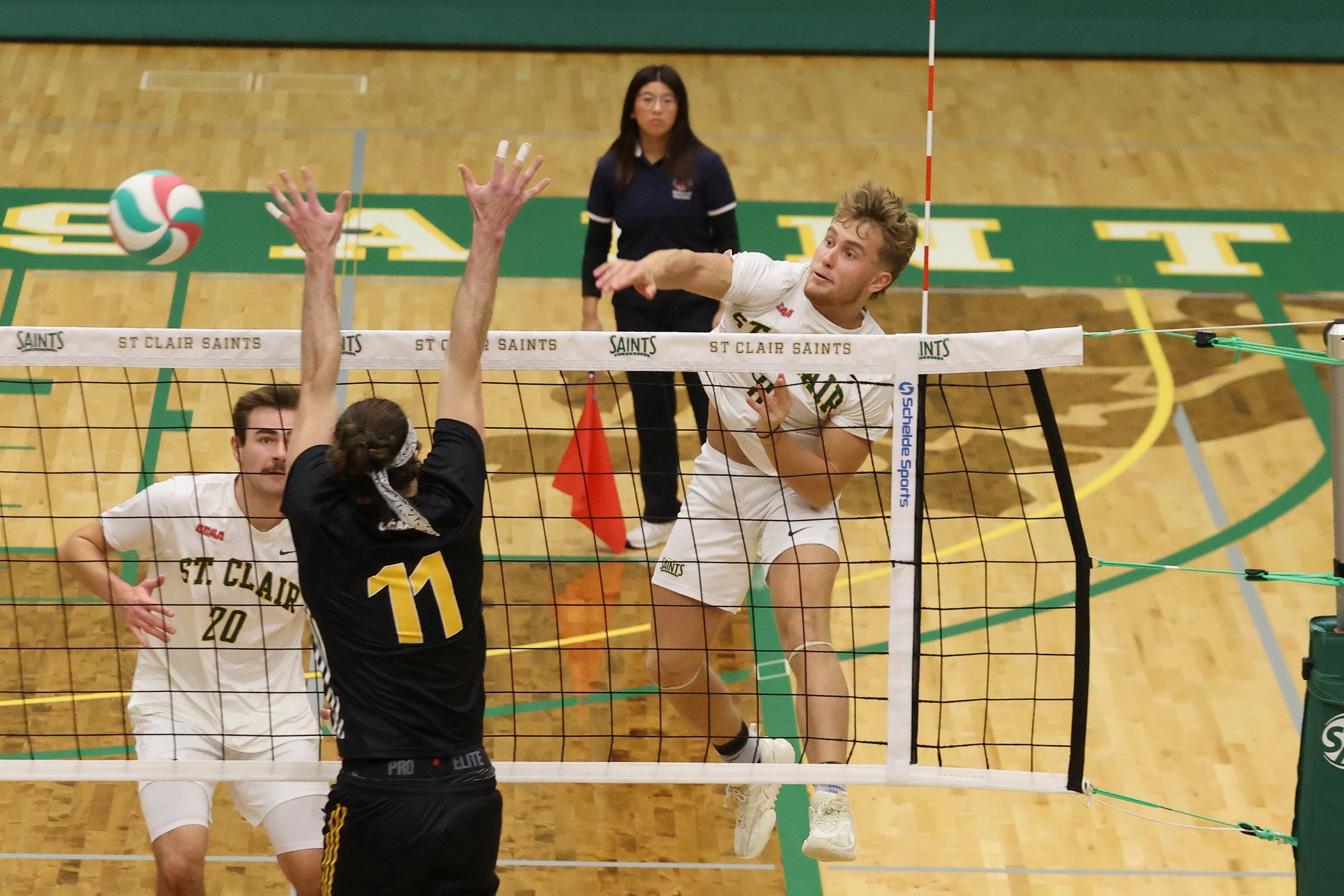 Men's Volleyball Move into First Place
